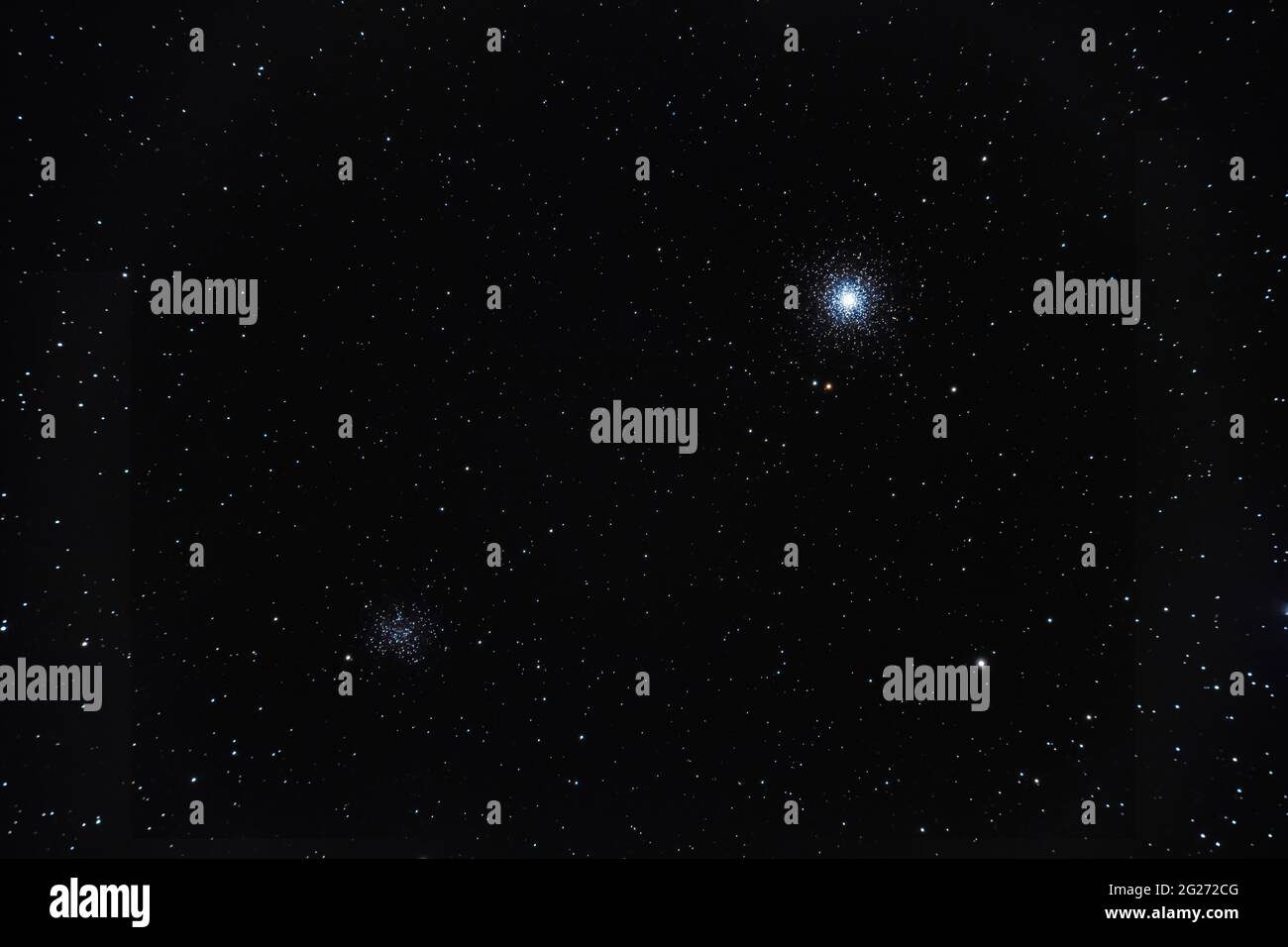 Cúmulos globulares Messier 53 y NGC 5053 en Coma Berenices. Foto de stock