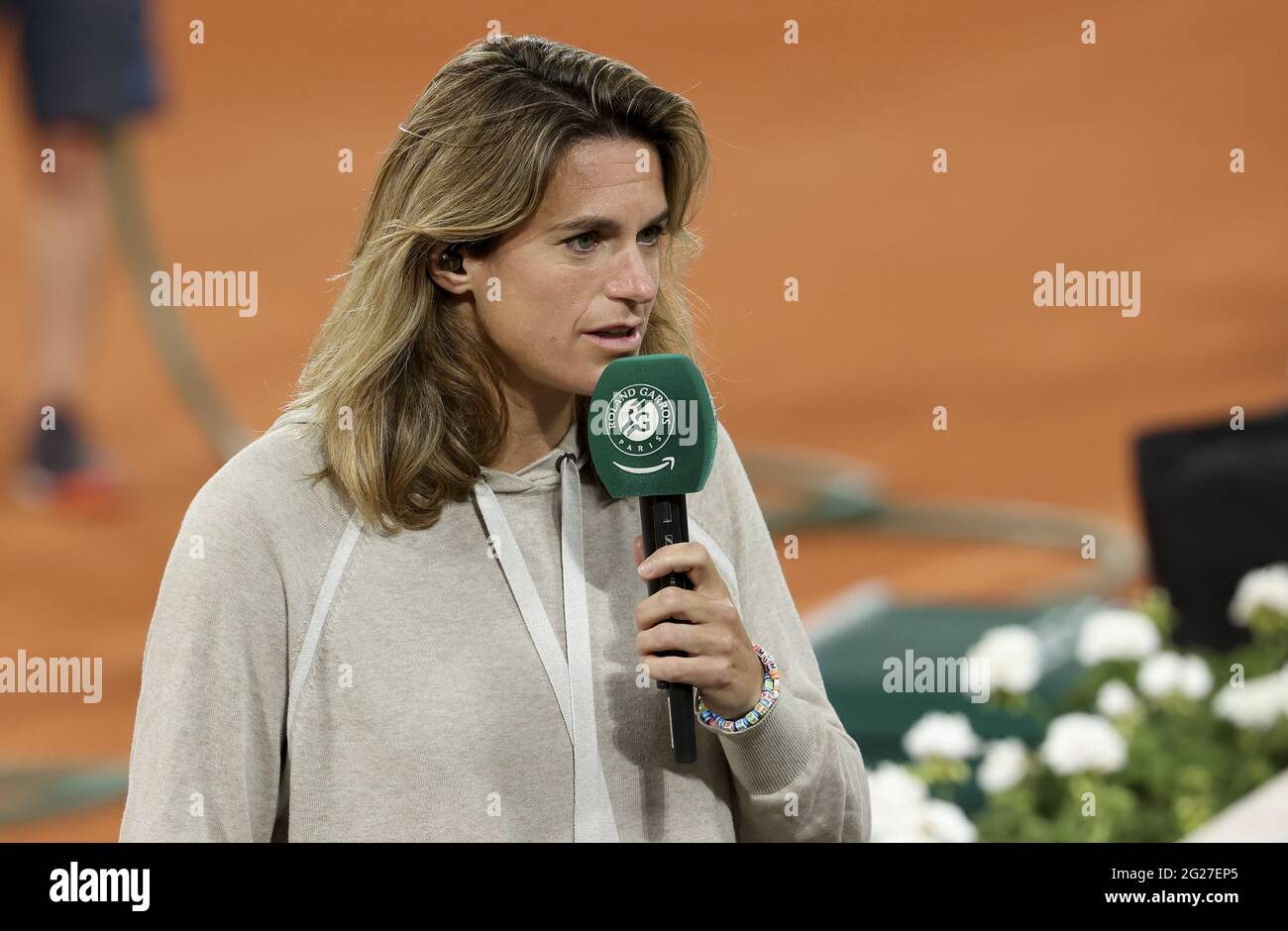 Paris, Francia, 8 de junio de 2021 Amelie Mauresmo comentarios para Prime  Video Amazon día 10 del Abierto Francés 2021, Grand Slam torneo de tenis el  8 de junio de 2021 en