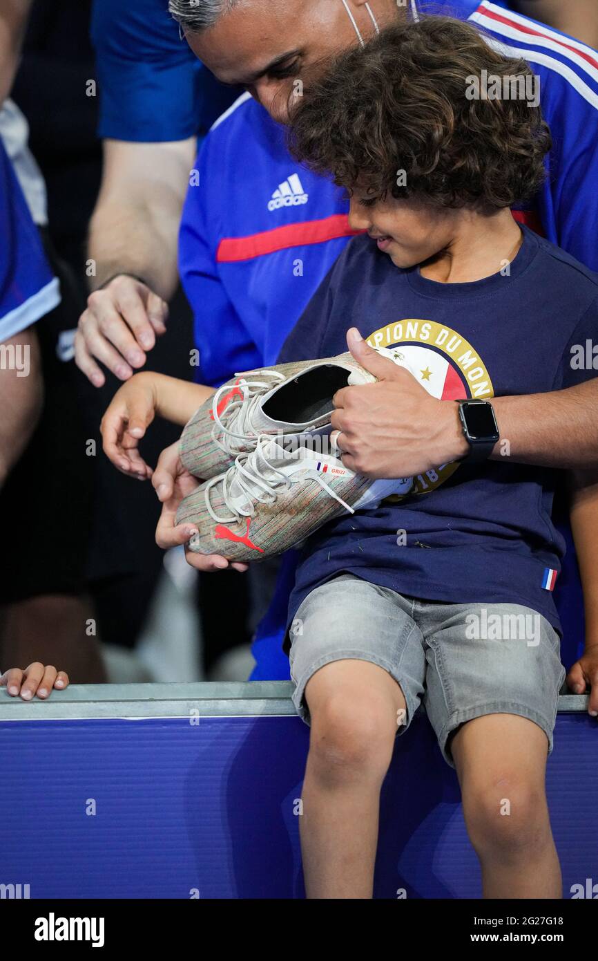 Saint Francia , 8 de junio de Joven fan de los zapatos Griezmann durante el partido de preparación de la Eurocopa entre Francia y Bulgaria en el Stade de