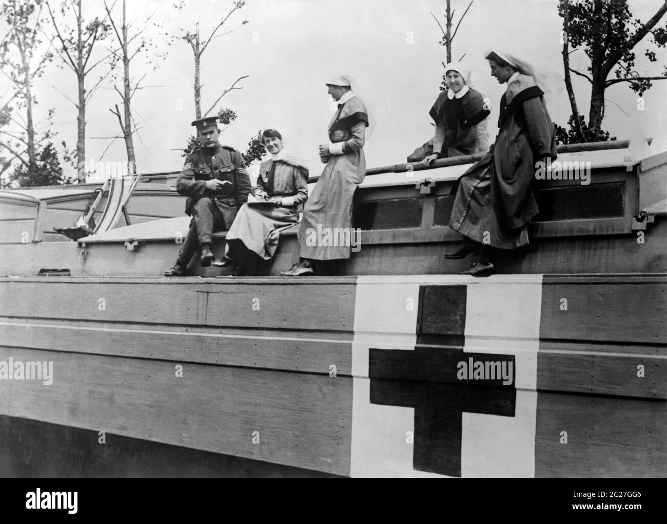Enfermeras británicas y un sargento del Cuerpo Médico a bordo de una barcaza hospitalaria en Francia durante WW1. Foto de stock