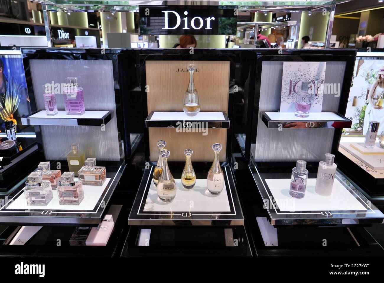 DIOR PERFUMES EN EXHIBICIÓN DENTRO DE LA TIENDA DE MODA DE MONEDAS  Fotografía de stock - Alamy