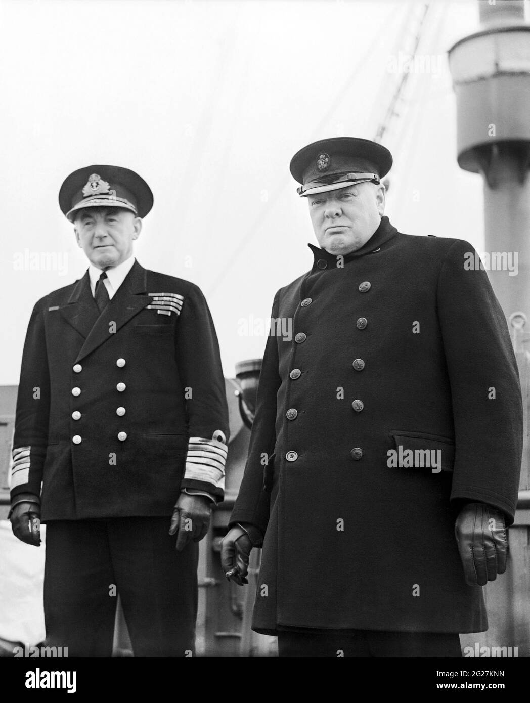 El Primer Ministro Winston Churchill con Sir Dudley Pound a bordo de la Reina María del RMS, 1943. Foto de stock