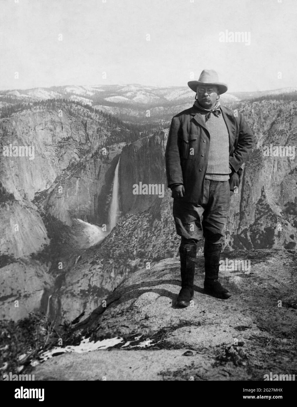 El presidente Theodore Roosevelt posando contra el terreno escarpado de Glacier Point en el valle de Yosemite. Foto de stock