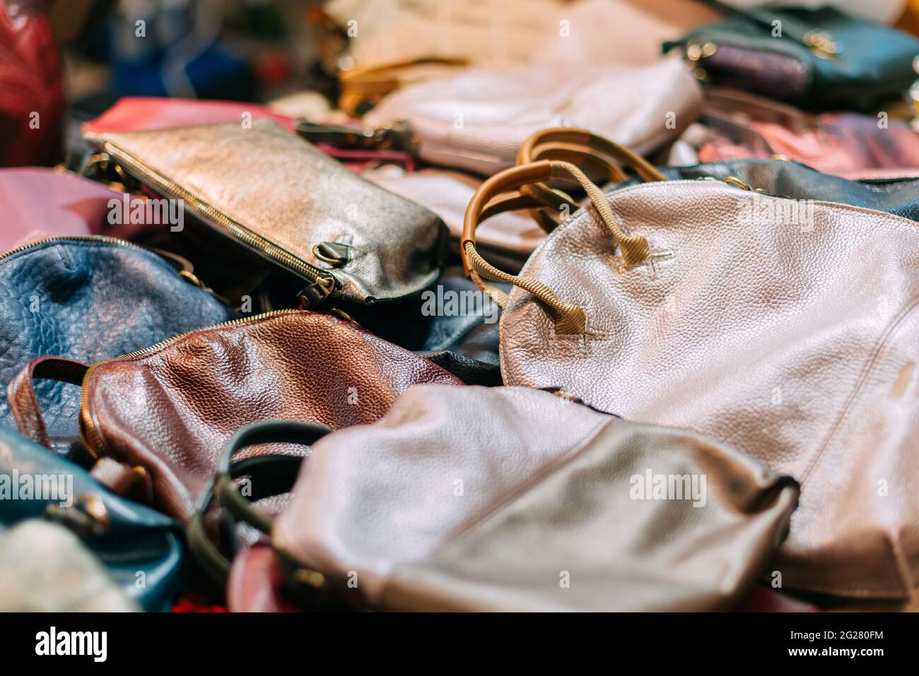 Bolsas de cuero hechas a mano para mujer en la tienda Fotografía de stock -  Alamy