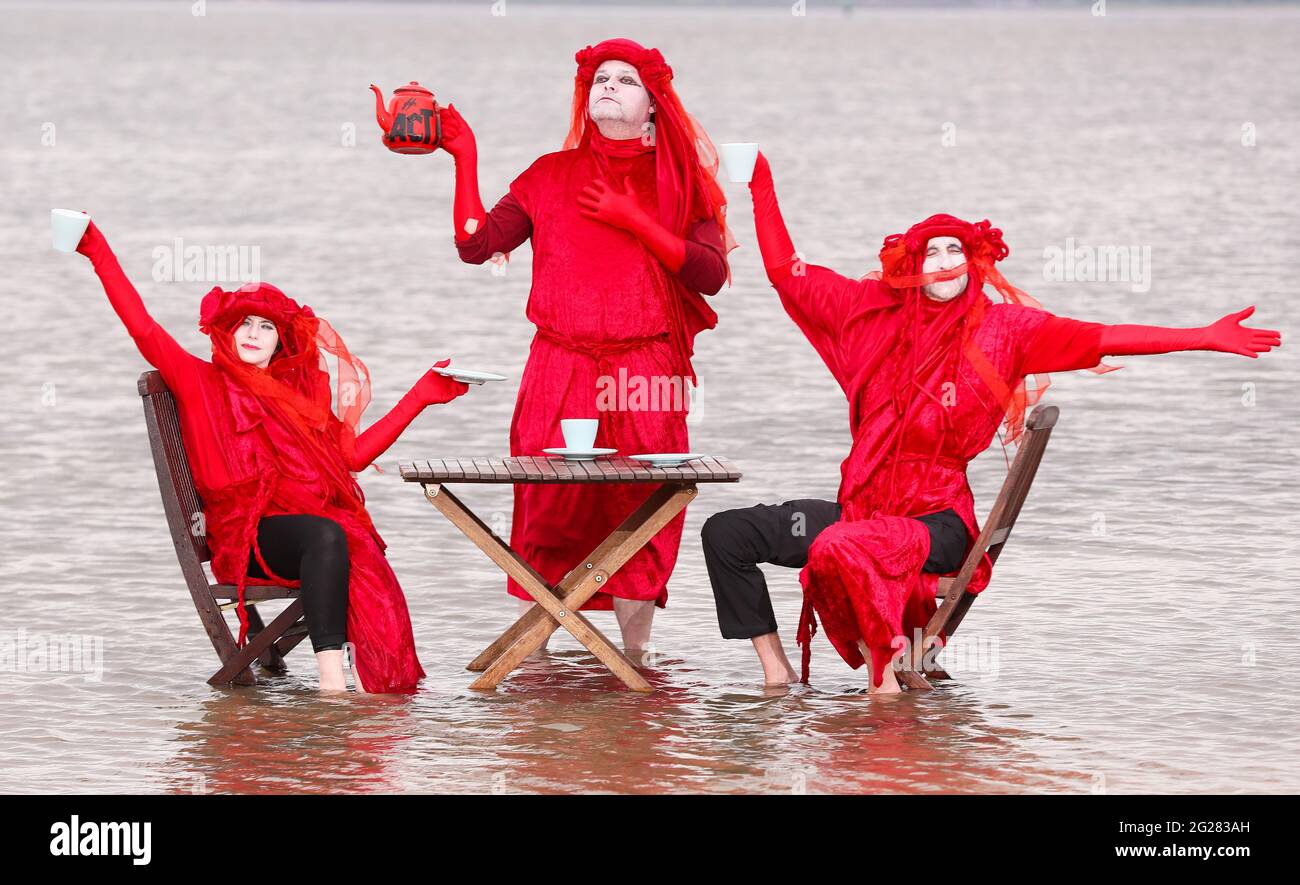 La Brigada Red Rebelde celebra una protesta por el 'Té en el Mar' en Belfast Lough en Seapark, Co. Down, antes de la cumbre de G7 para destacar el aumento del nivel del mar. Foto de stock