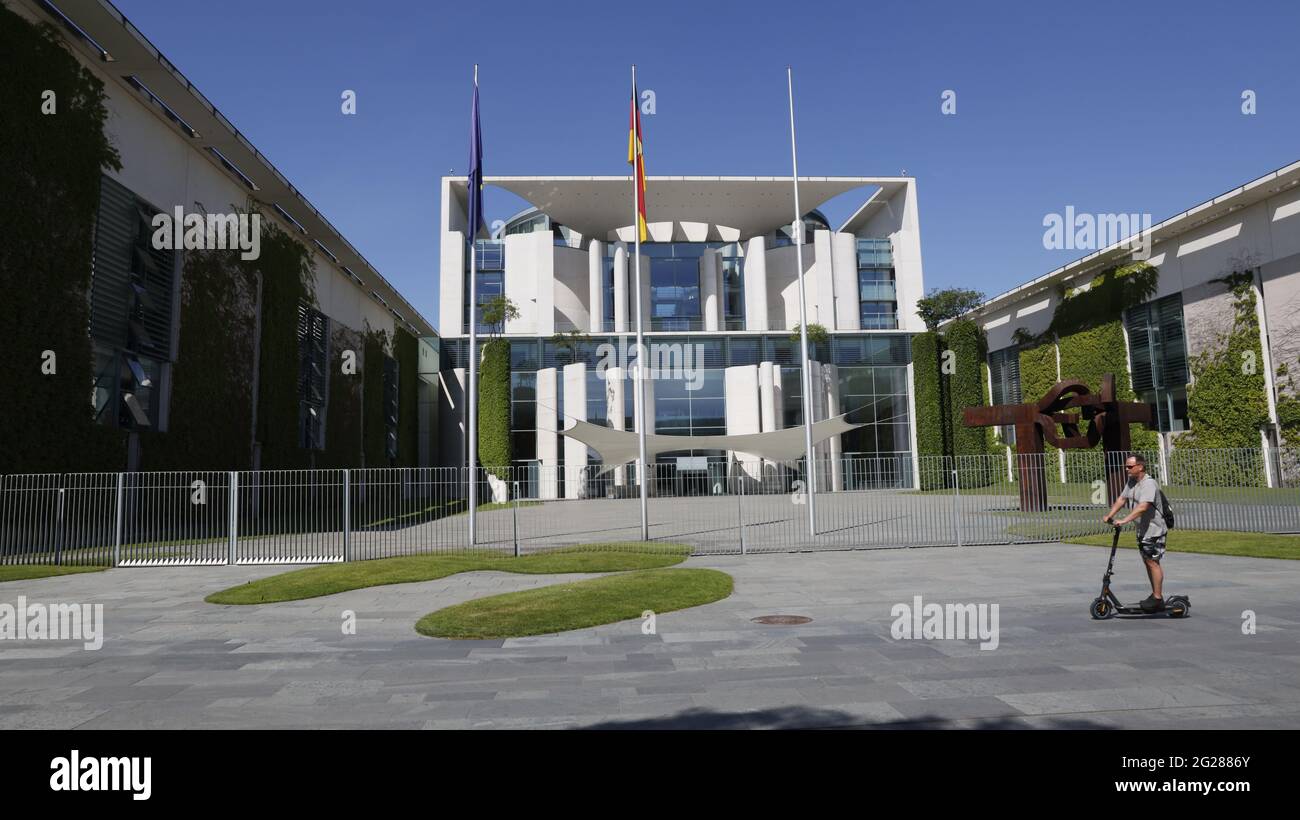 Berlín, Alemania, 9th de junio de 2021. La Cancillería Federal es un edificio en el distrito de Tiergarten de Berlín y sede de la autoridad federal alemana del mismo nombre. Como parte del traslado del gobierno federal alemán de Bonn a Berlín, la oficina se trasladó al nuevo edificio diseñado por los arquitectos Axel Schultes y Charlotte Frank.Credit: Juergen Nowak/Alamy Live News Foto de stock