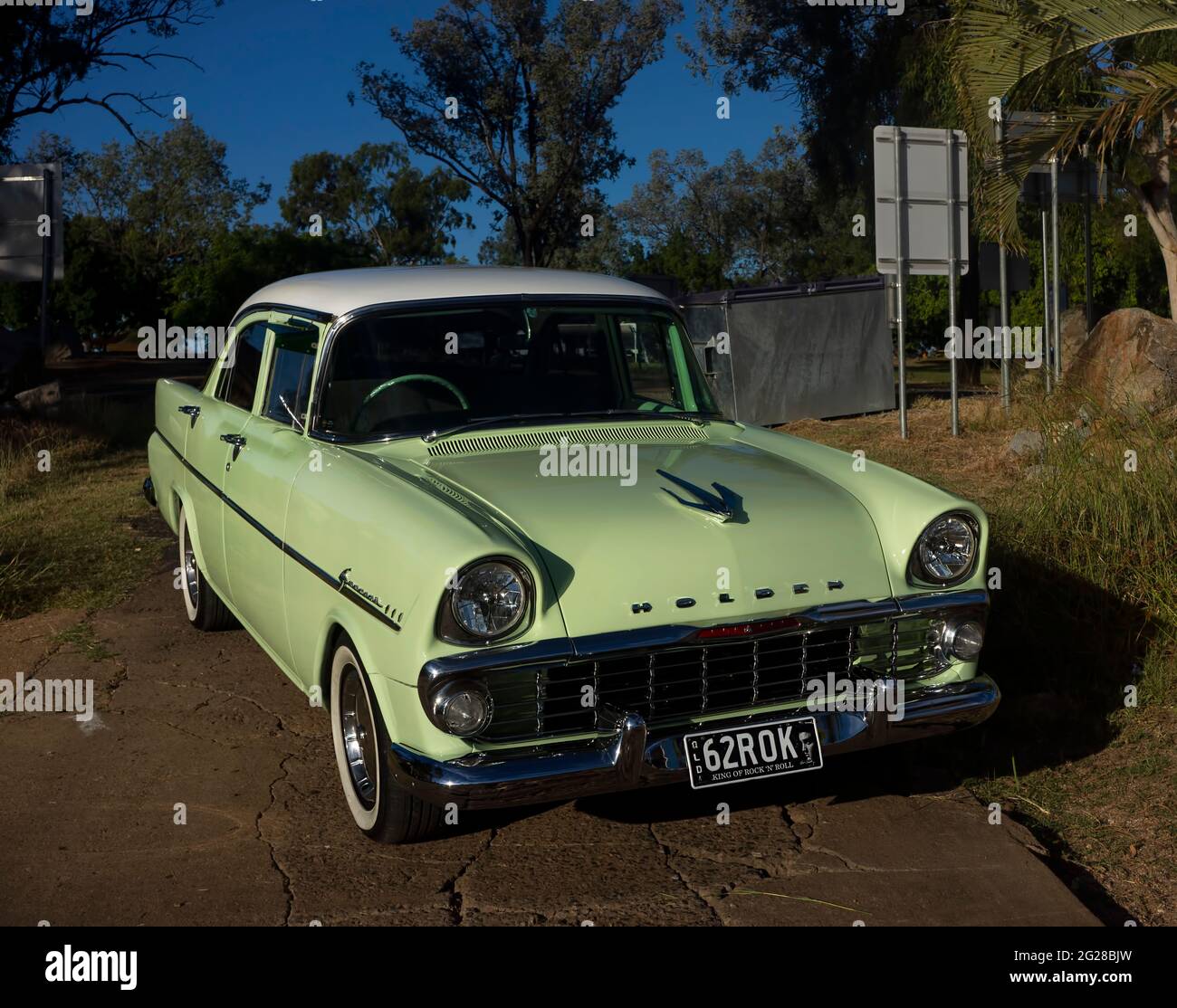 El antiguo coche de la serie especial australiana Holden EK producido en Australia a principios de los años 60 y ahora considerado un clásico visto en la presa Teresa Creek en Cle Foto de stock