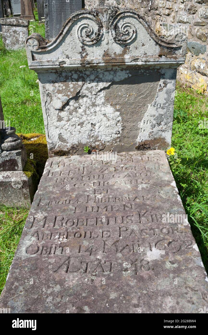 La tumba del Rev. Robert Kirk en Aberfoyle, Escocia, quien escribió el libro “La Mancomunidad Secreta de Elfos, Fauns y Hadas” en 1691. La gente todavía l Foto de stock