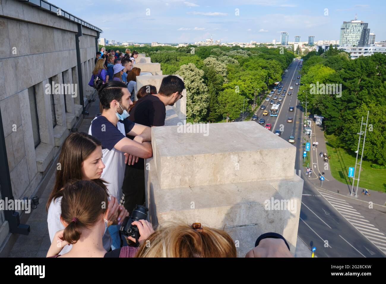 La gente visita la terraza superior del Arco del Triunfo con vistas panorámicas hacia la ciudad. Bucarest, Rumania - 6 de junio de 2021. Foto de stock