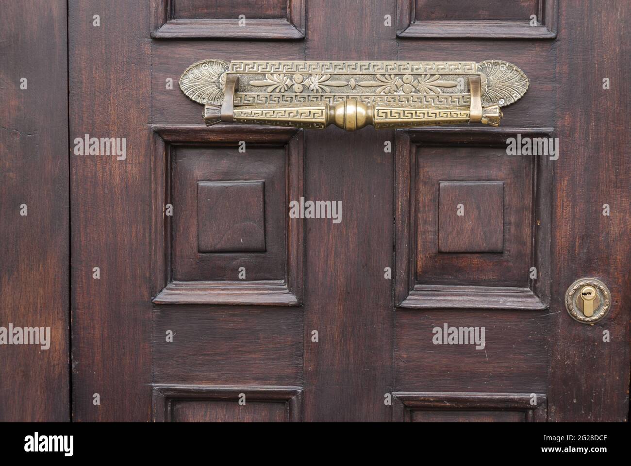 Tirador de la puerta entrada de la casa, tirador exterior de metal  Fotografía de stock - Alamy