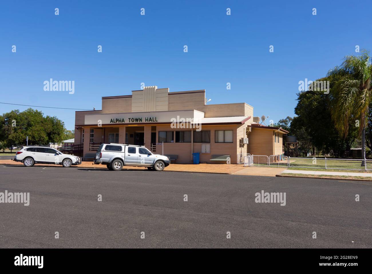 El ayuntamiento de Alpha, Queensland Occidental, Australia, construido en estilo art deco y principalmente hecho de pizarra también se utiliza como centro comunitario. Foto de stock