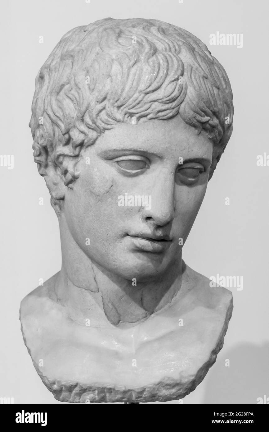 Foto en blanco y negro de la cabeza masculina joven de la antigua estatua romana Foto de stock