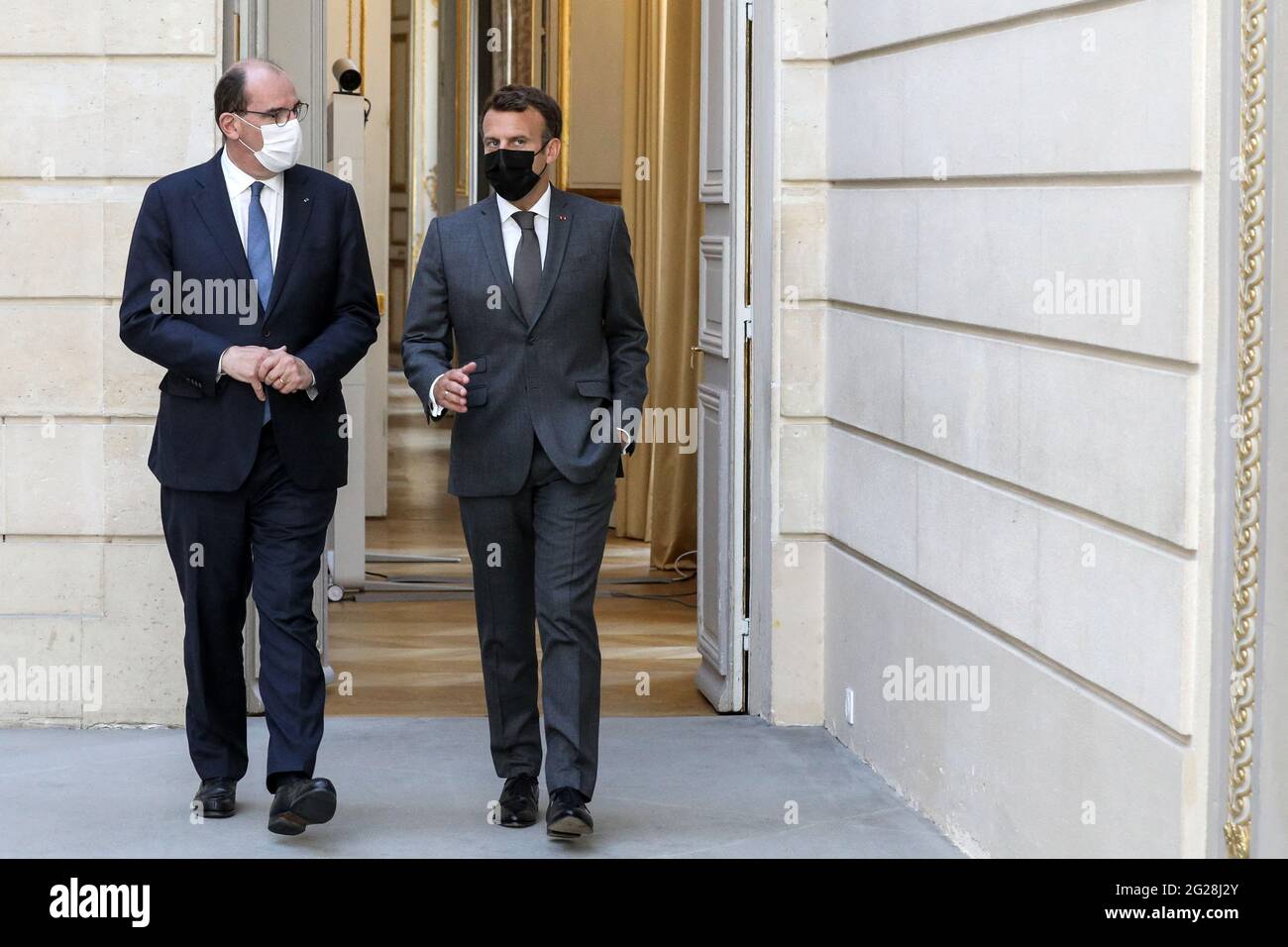 París, Francia. 09th de junio de 2021. Le president de la Republique, Emmanuel Macron et Jean Castex, premier ministe arrivent au conseil des ministres du 9 juin 2021, au palais de l'Elysee a Paris. El presidente francés Emmanuel Macron durante una reunión del gabinete en el palacio Elysee en París el 9th 2021 de junio Foto por Stephane Lemouton/Pool/ABACAPRESS.COM Crédito: Abaca Press/Alamy Live News Foto de stock