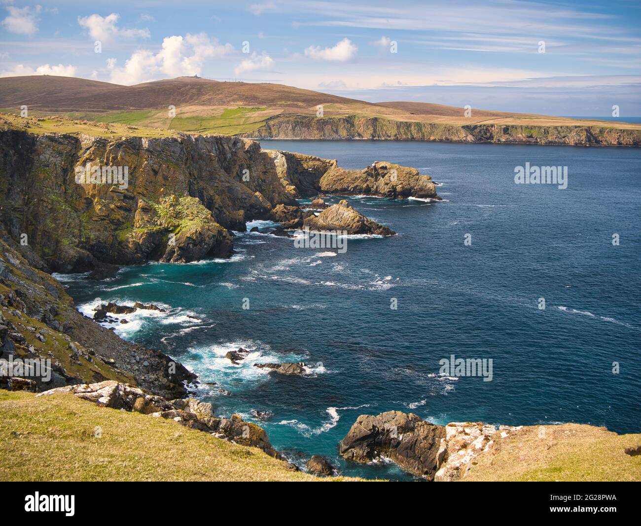 Acantilados y aguas turquesas alrededor de Clibberwick en la isla de Unst en Shetland, Reino Unido Foto de stock