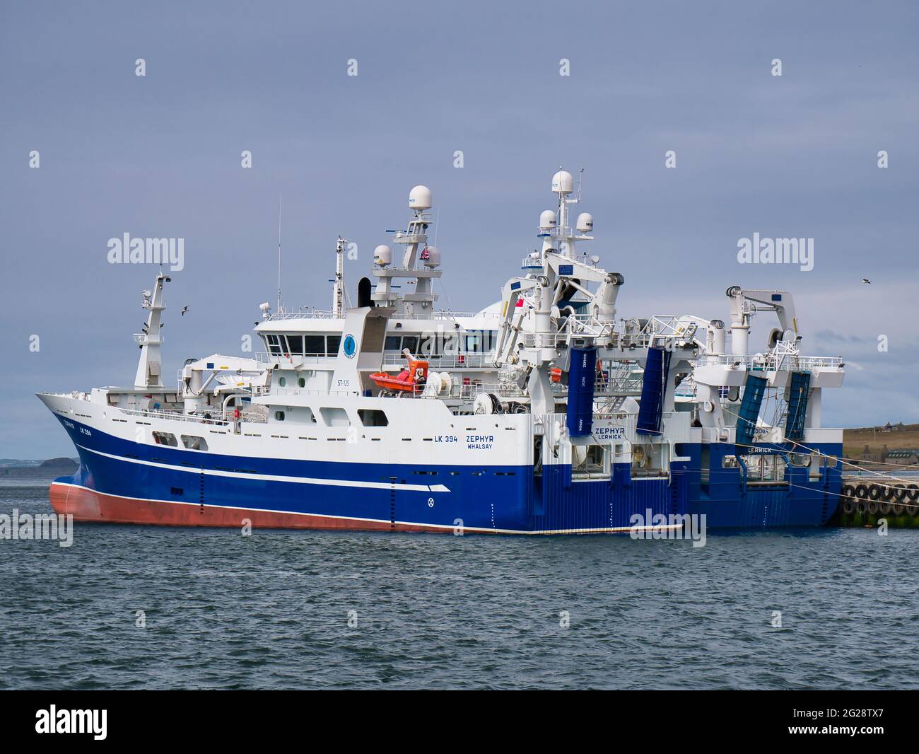 Amarrado en el puerto de Lerwick, arrastreros de la flota pesquera comercial pelágica de Shetland. Foto de stock