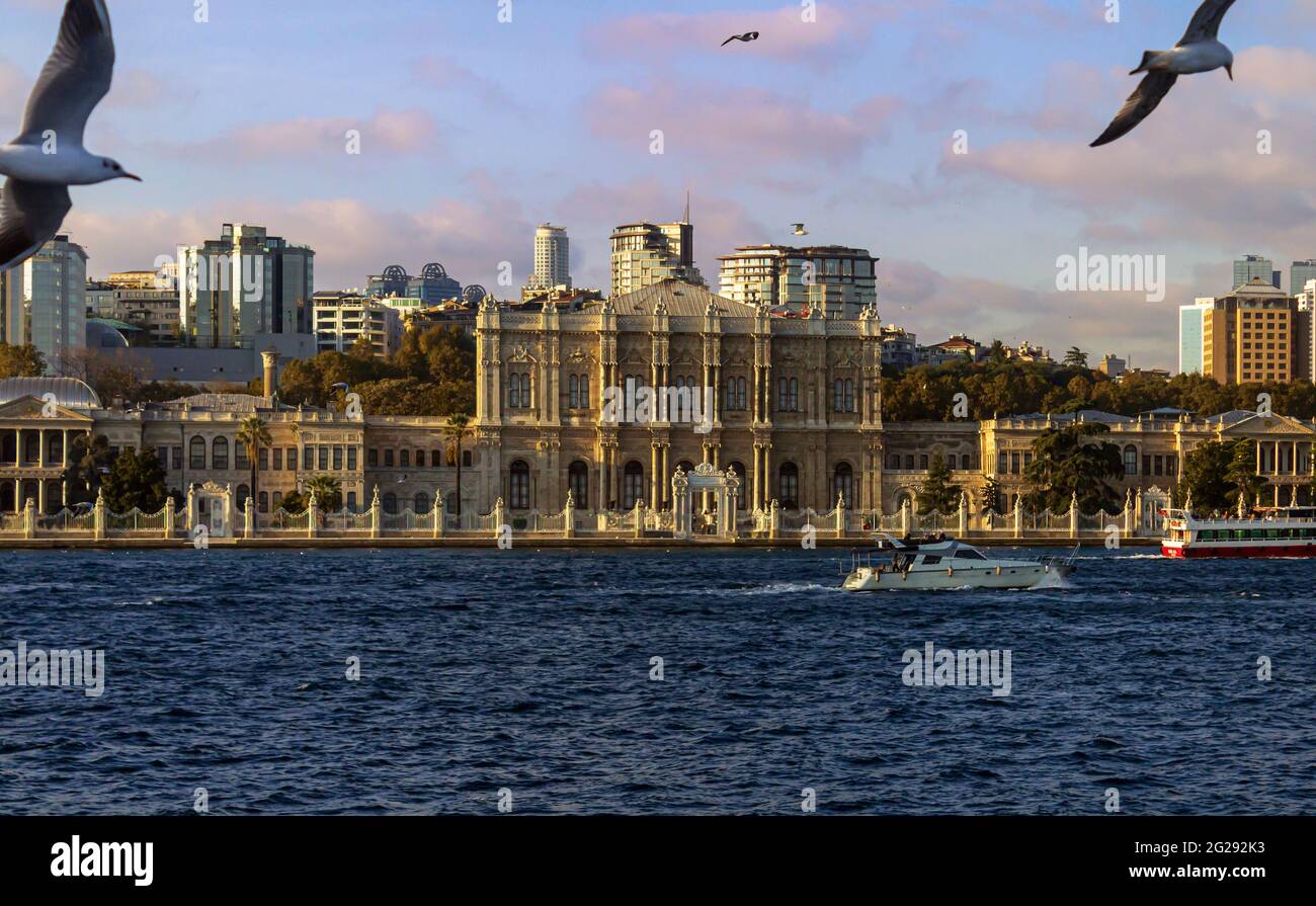 Dolmabahce, Estambul, Turquía 24th de octubre de 2019: Palacio Dolmabahce en Estambul, uno de los edificios de patrimonio cultural más importantes Foto de stock
