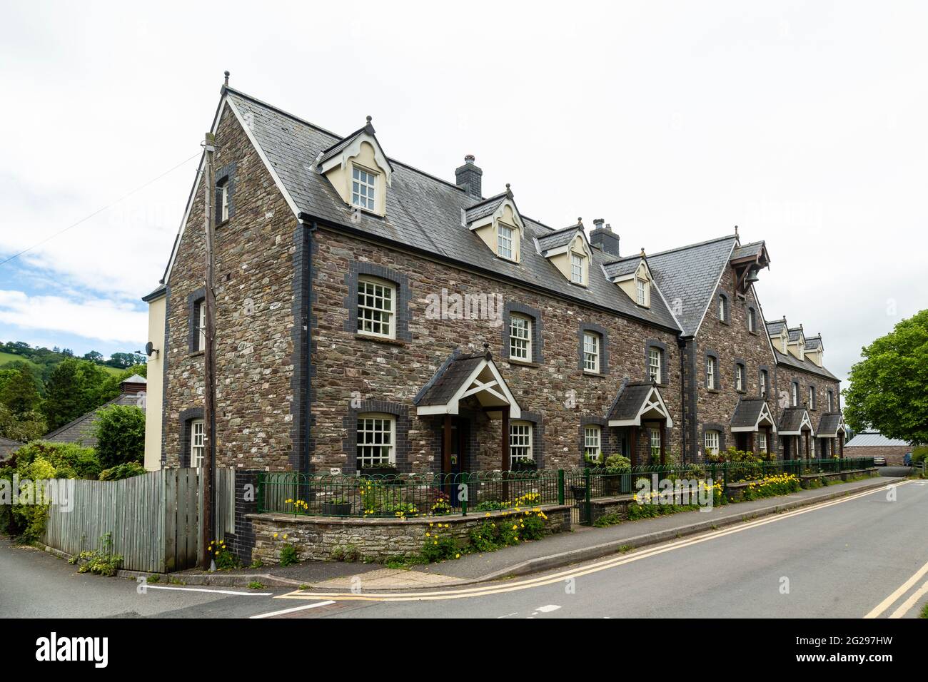 Casas adosadas cerca de Monmouthshire y Brecon Canal, Brecon, Powys, Gales, Reino Unido Foto de stock