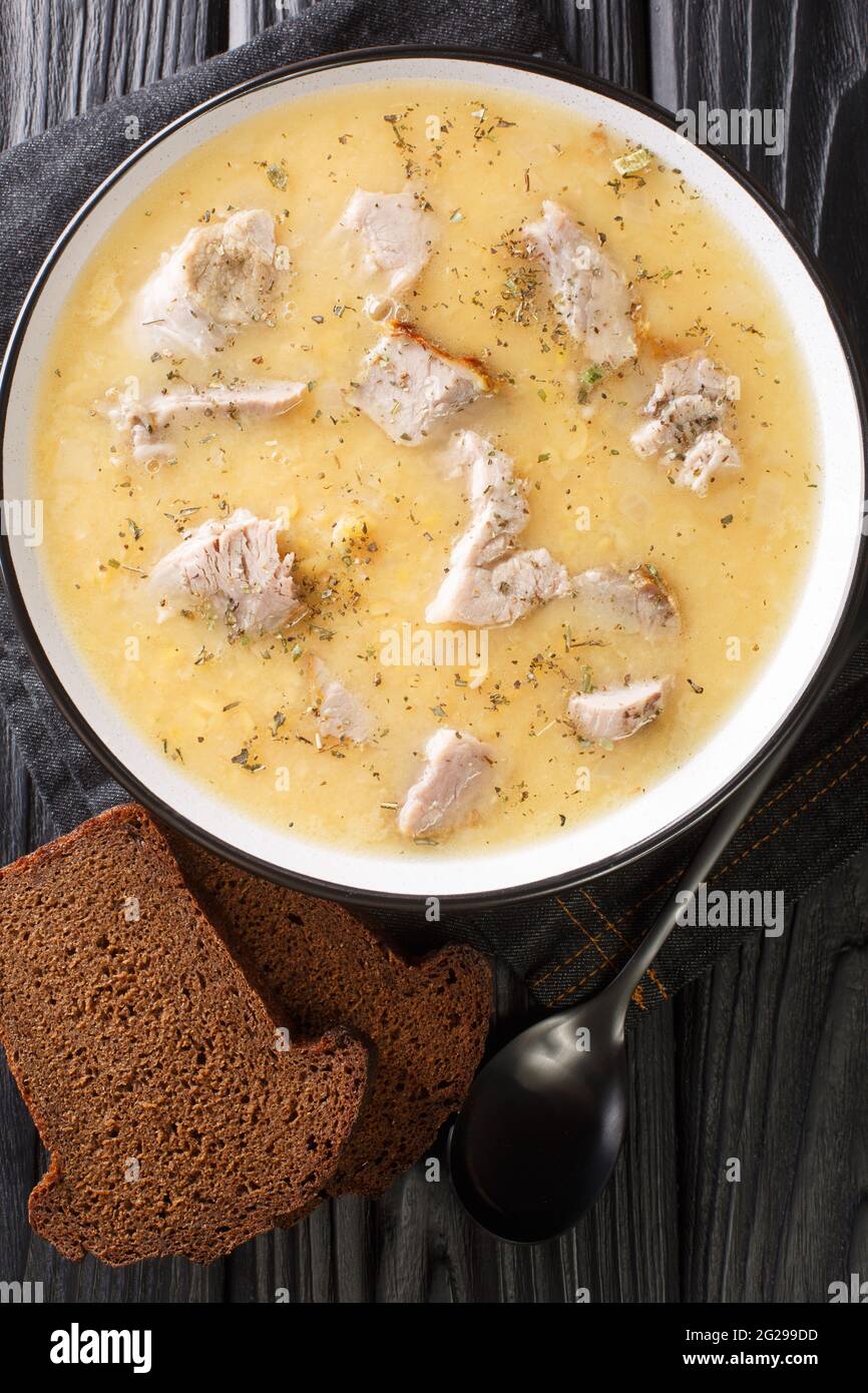 Sopa de guisantes Artsoppa Recetas de comida sueca cerca en el plato de la  mesa. Vista vertical superior desde arriba Fotografía de stock - Alamy