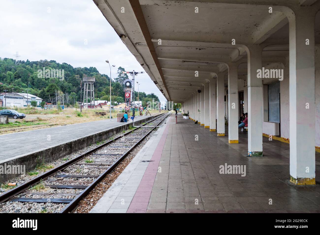PUERTO VARAS, CHILE - MAR 1, 2015: Antigua estación de tren en Puerto Varas, Chile Foto de stock