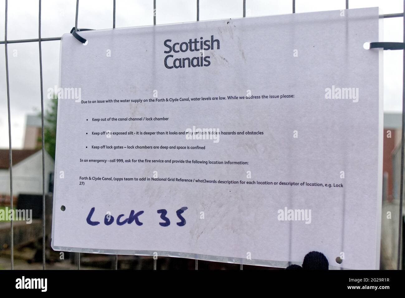 Glasgow, Escocia, Reino Unido, 9th de junio de 2021. Svottish Canals tuiteó “Debido a un problema de terceros con el oleoducto Monkland que alimenta el suministro de agua #ForthandClydeCanal, el suministro de agua en el canal es actualmente bajo. Toda la navegación a lo largo de la vía navegable está actualmente suspendida”. AZ La vida silvestre confusa y las cuencas del canal craqueo proporcionan una vista inusual para los espectadores en el towpath.Copyright Gerard Ferry/Alamy Live News Foto de stock