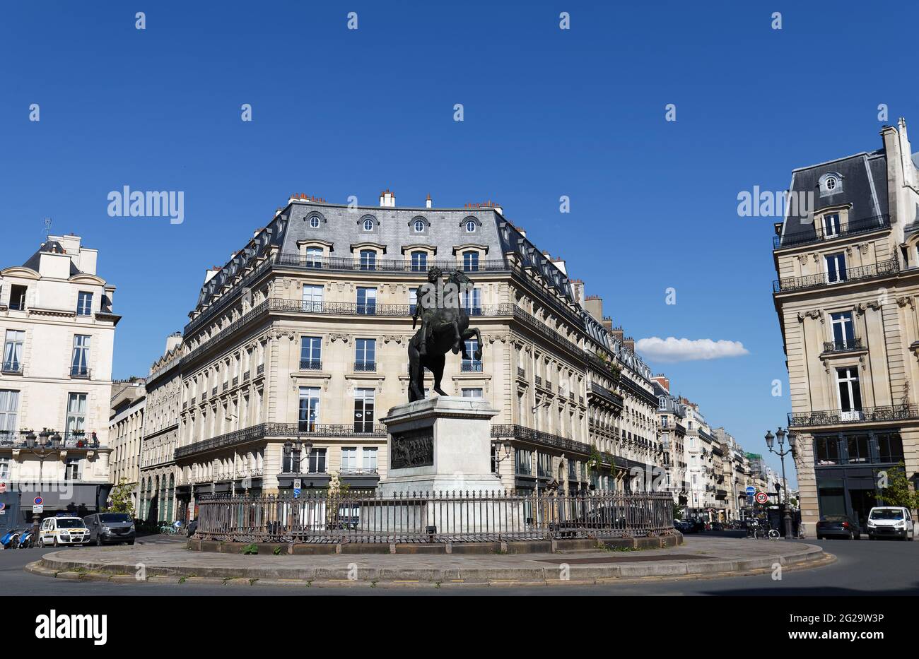 Estatua del rey Luis XIV en la Plaza de la Victoria - Place de Victoires Commissioned por el rey Luis XVIII . París. Foto de stock