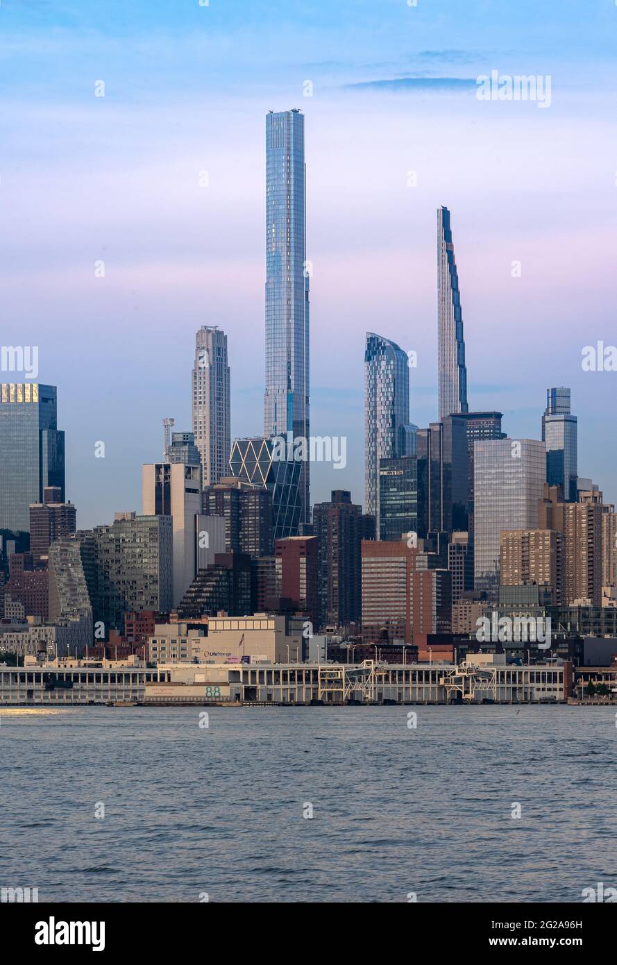 Nueva York, NY - EE.UU.- 8 de junio de 2021: Vista vertical del lado oeste de Manhattan, con la Torre Steinway y la Torre Central Park al atardecer. Foto de stock