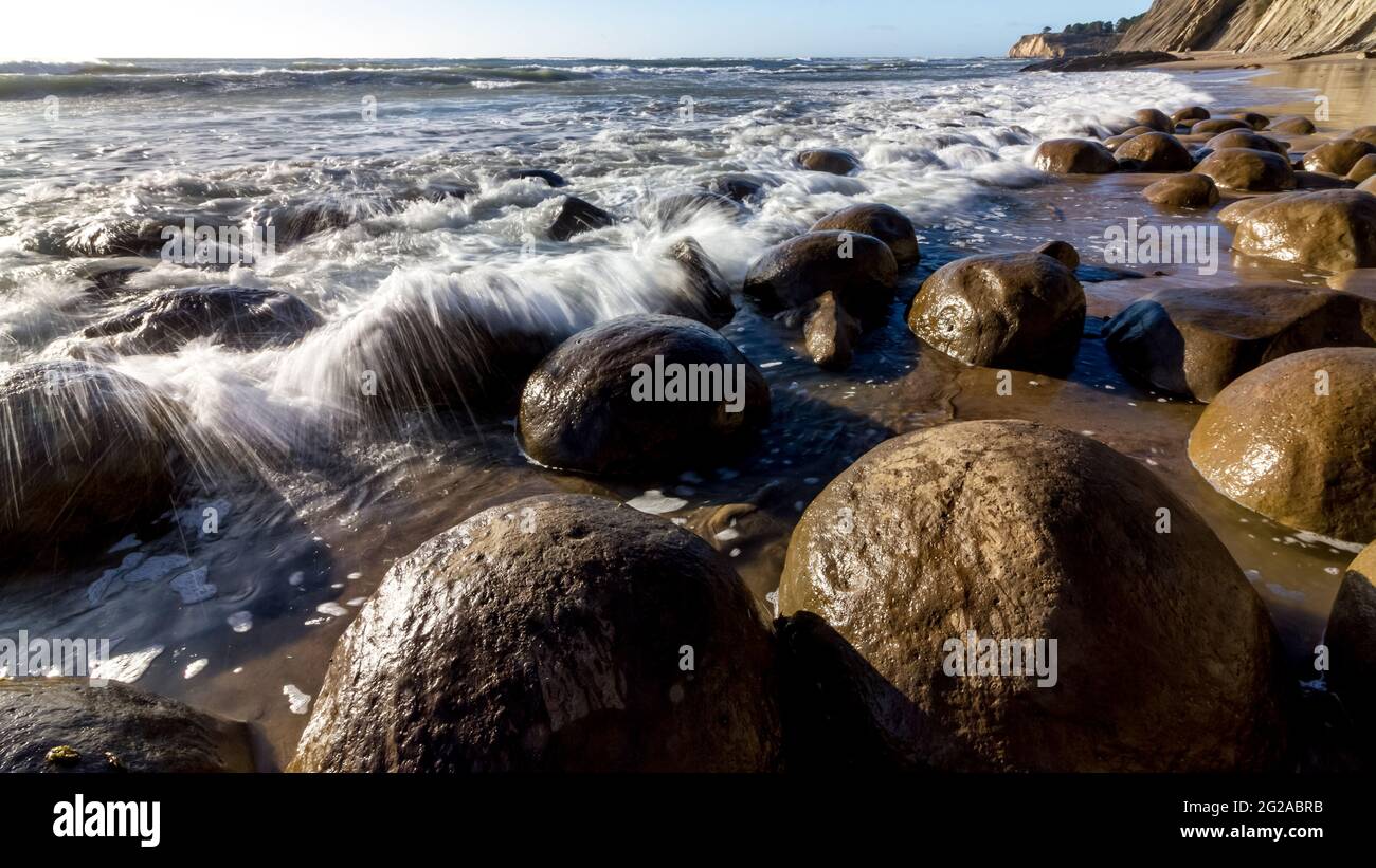 Splish Splash La marea entrante asola rocas erosionadas en Bowling