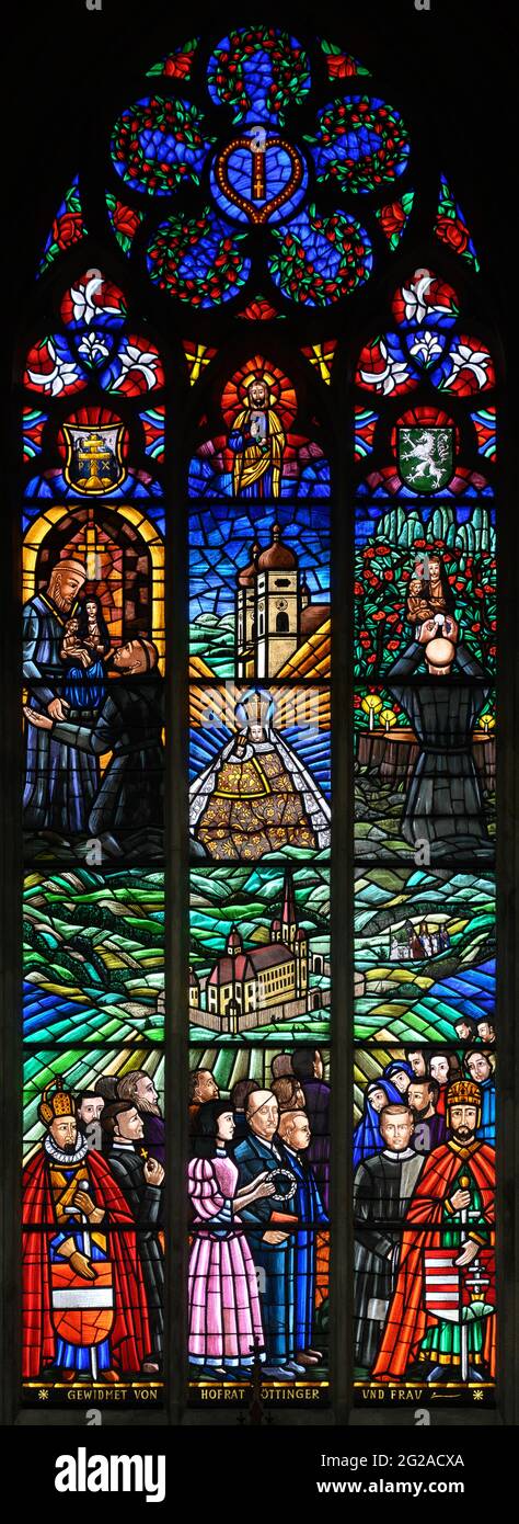 Vidrieras que representan el lugar de peregrinación de Mariazell en Austria. Votivkirche – Iglesia Votiva, Viena, Austria. Foto de stock