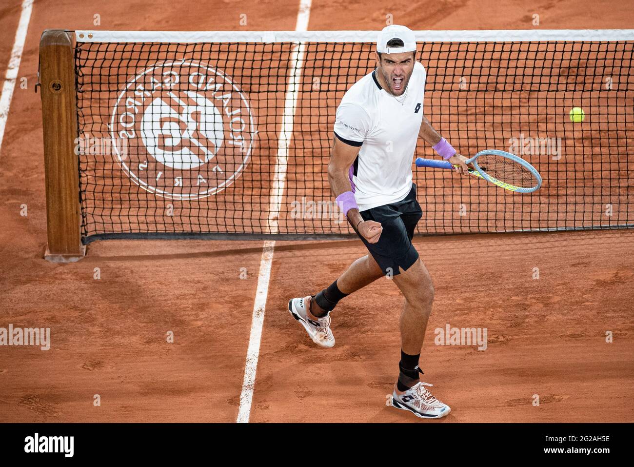 París, Francia. 9th de junio de 2021. Matteo Berrettini de Italia reacciona durante el quarterfinal masculino de singles contra Novak Djokovic de Serbia en el torneo de tenis Open de Francia en Roland Garros en París, Francia, el 9 de junio de 2021. Crédito: Aurelien Morissard/Xinhua/Alamy Live News Foto de stock