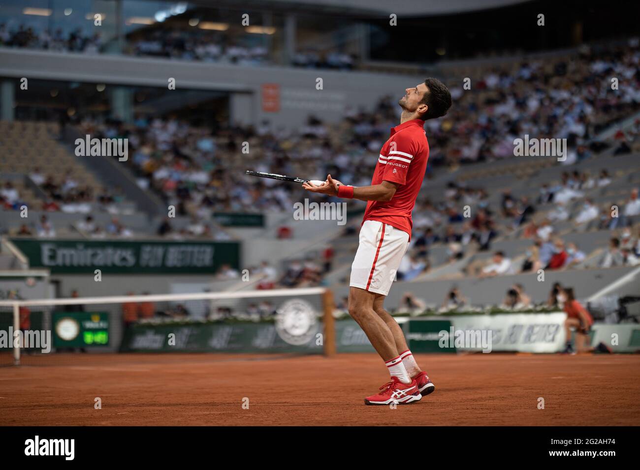 París, Francia. 9th de junio de 2021. Novak Djokovic de Serbia reacciona durante el quarterfinal masculino de singles contra Matteo Berrettini de Italia en el torneo de tenis Open de Francia en Roland Garros en París, Francia, el 9 de junio de 2021. Crédito: Aurelien Morissard/Xinhua/Alamy Live News Foto de stock