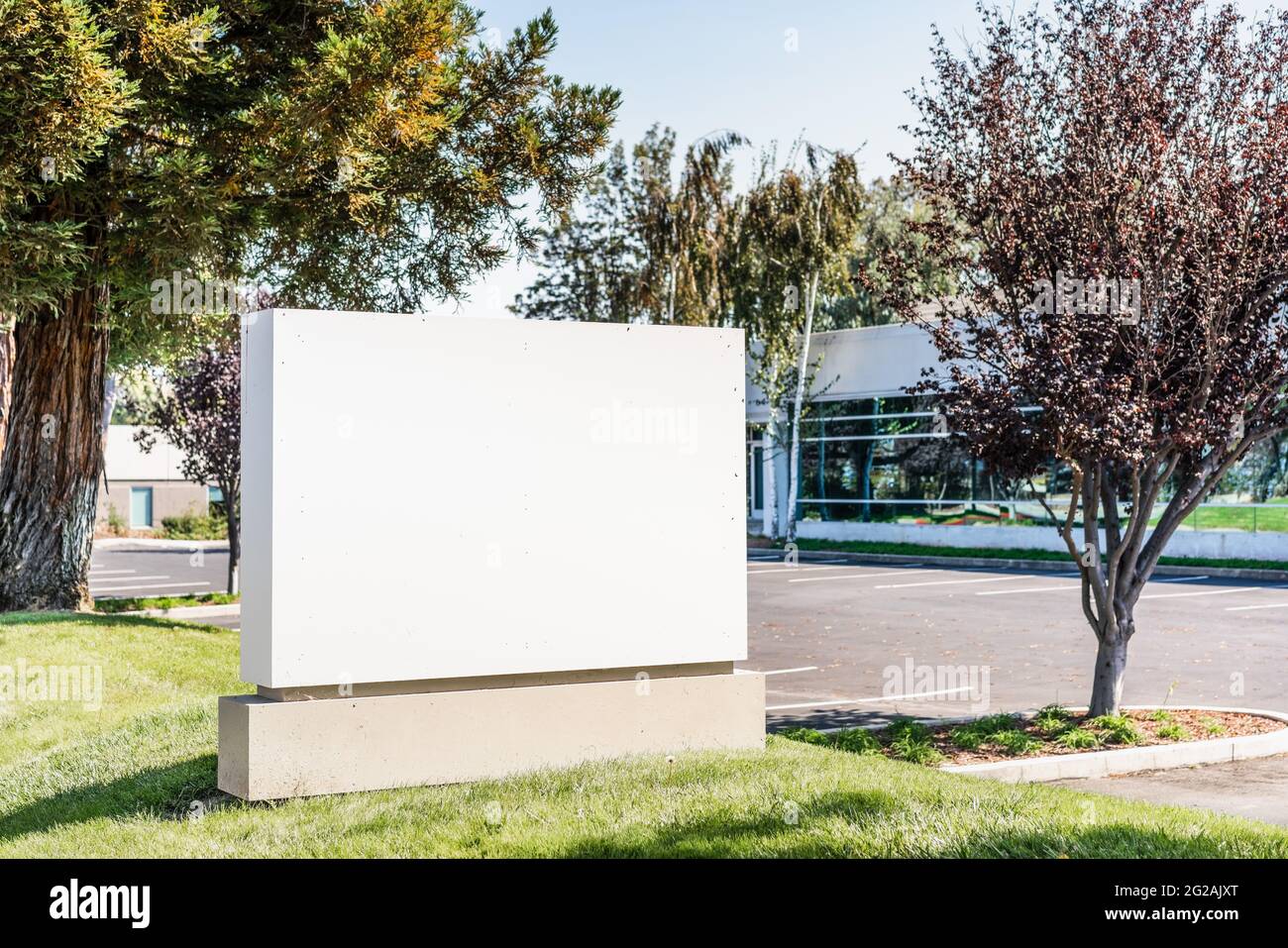 Cartel de empresa en blanco en un parque de oficinas en Silicon Valley; San Francisco Bay, California Foto de stock