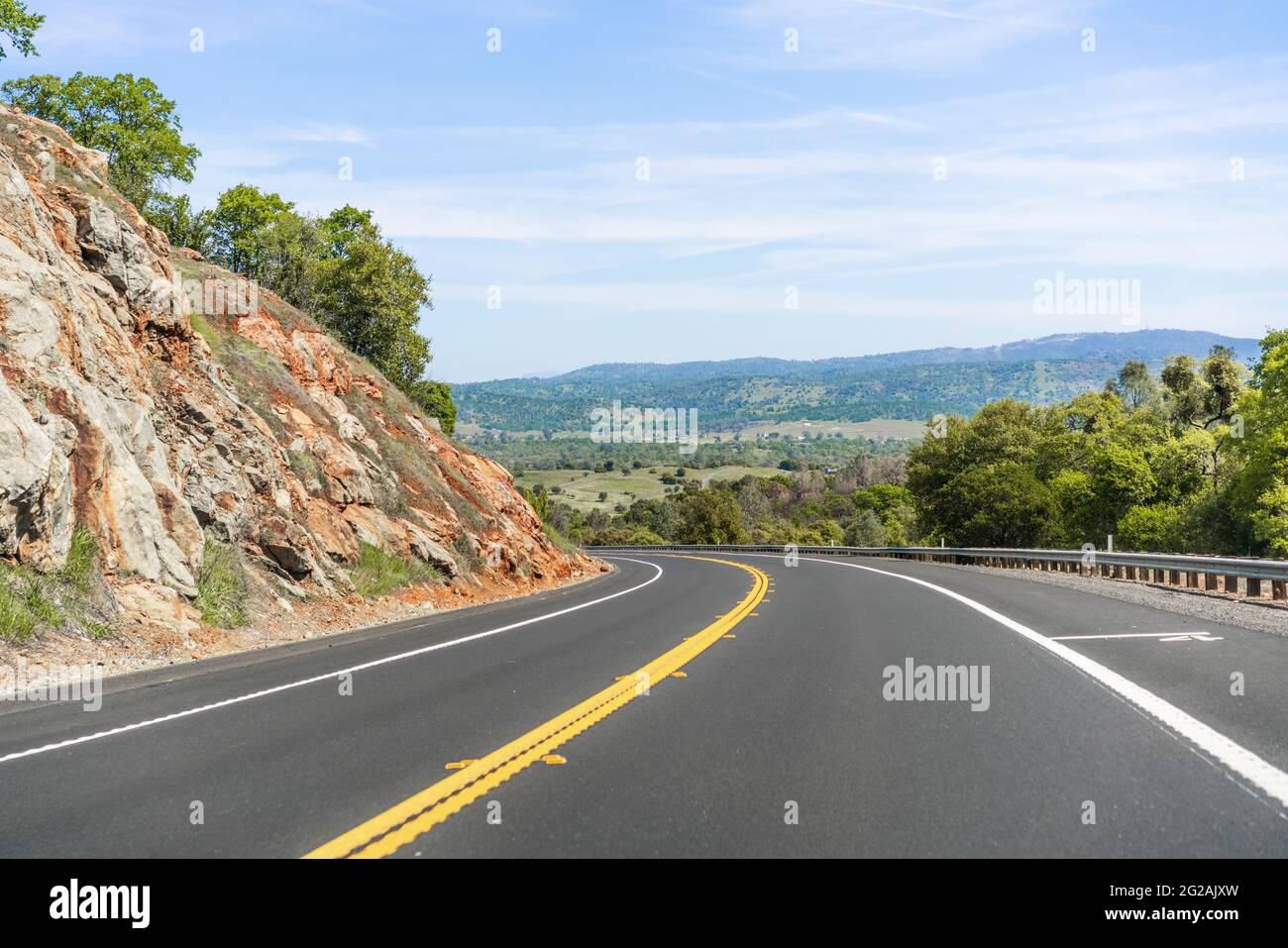 Autopista vacía que atraviesa Sierra Foothills; Condado de Calaveras, California Foto de stock