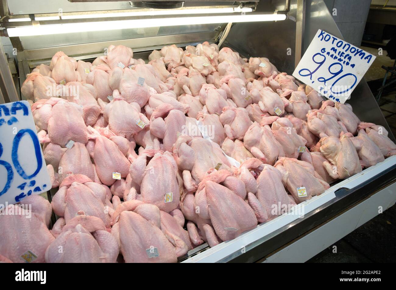 Composición-cosecha - Estambul, Turquía - 09 de julio de 2010: Canales de  pollo crudos apilados en un contenedor refrigerado de un supermercado en el  Gran Bazar o Fotografía de stock - Alamy