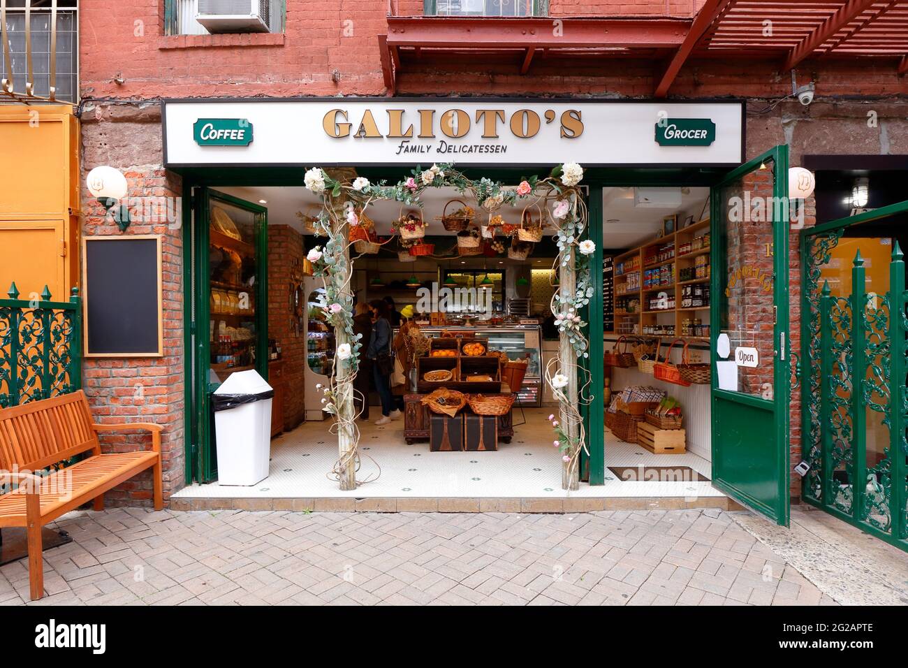 Galioto's, 131 Mulberry St, Nueva York, Nueva York, Nueva York, foto del escaparate de un restaurante italiano vegano, y un supermercado en la pequeña Italia de Manhattan. Foto de stock