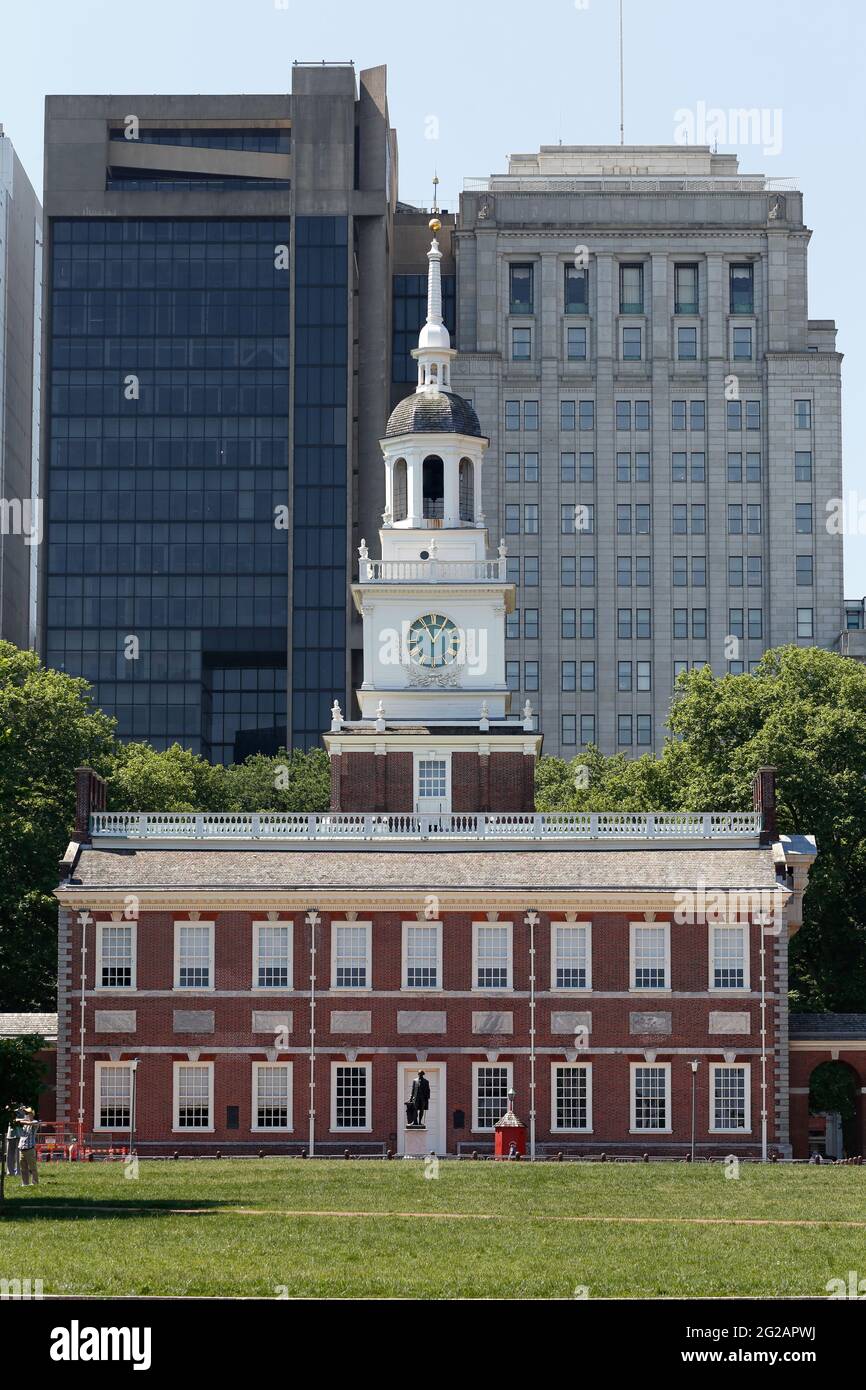 Independence Hall con un telón de fondo de los edificios de oficinas de Filadelfia. Independence National Historical Park, Pennsylvania Foto de stock