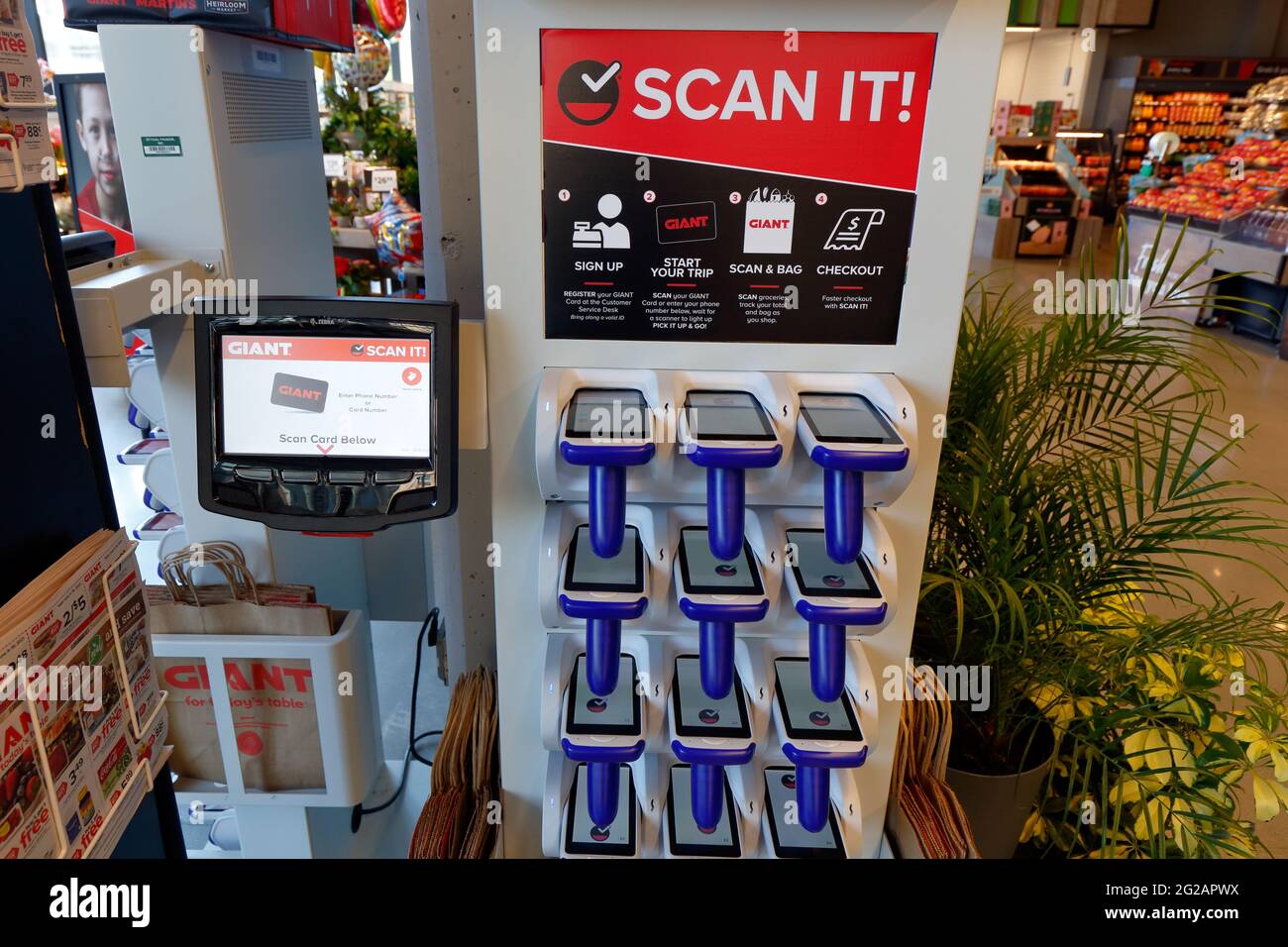 Escanee y Bag, escanee-y-vaya la tecnología de compras en un supermercado gigante en Filadelfia Foto de stock