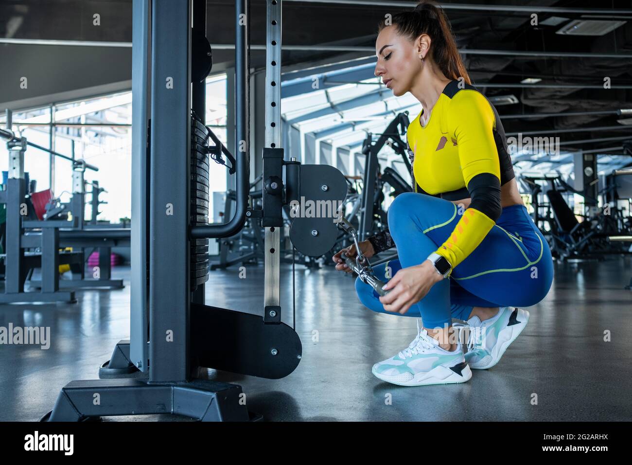 Mujer hermosa atleta crossfit preparándose para el ejercicio de lifting,  calzando sus manos. Mujer atlética atractiva usando magnesio antes de hacer  ejercicio wi Fotografía de stock - Alamy