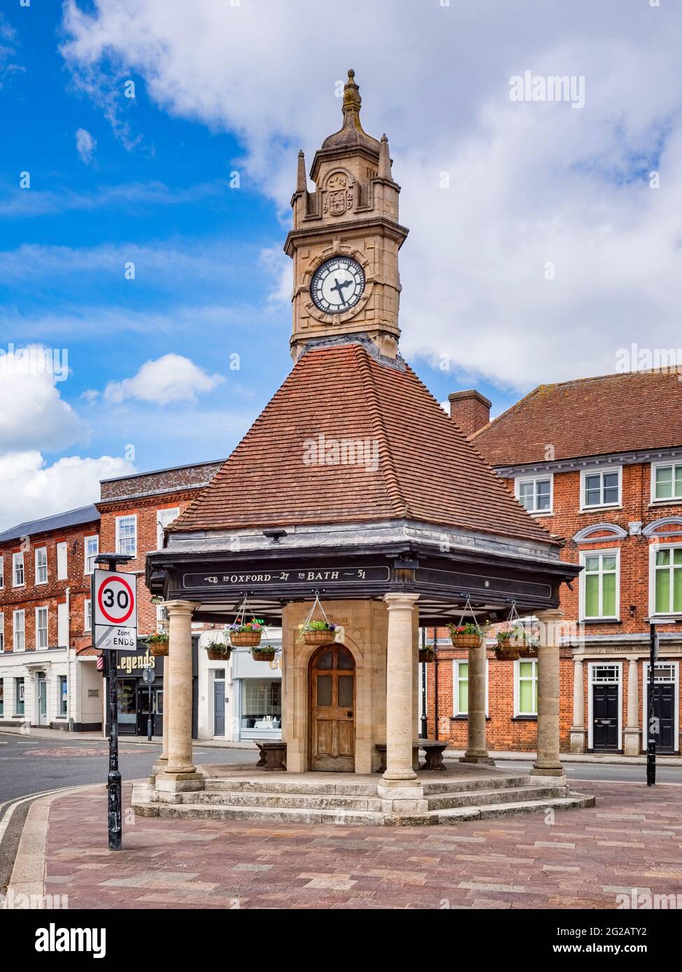 8 de junio de 2019: en Newbury, Berkshire, Reino Unido - La Casa del Reloj, una torre del reloj del siglo xx en Newbury, Berkshire. Foto de stock