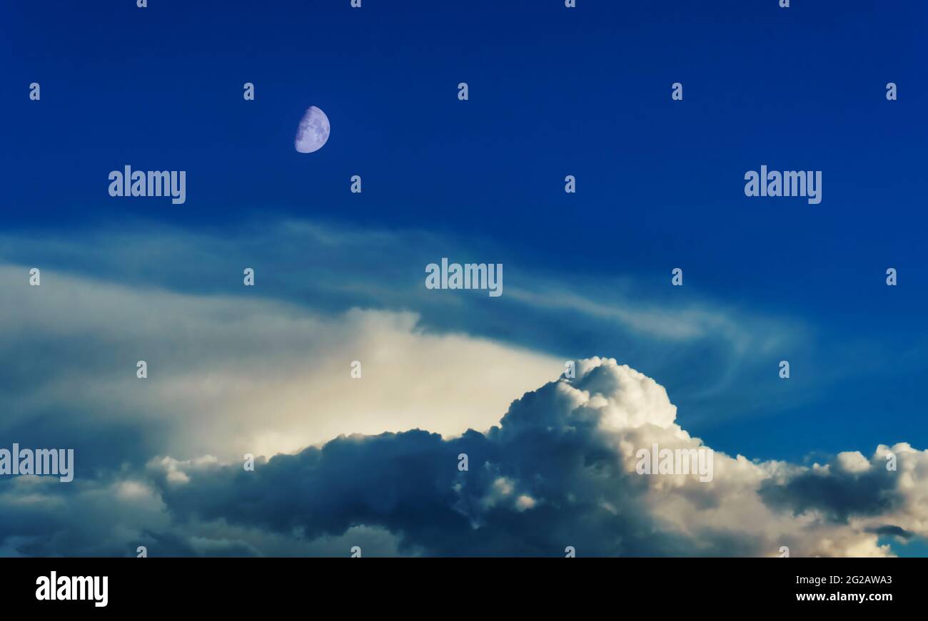 Cielo nocturno con la luna y las nubes Foto de stock