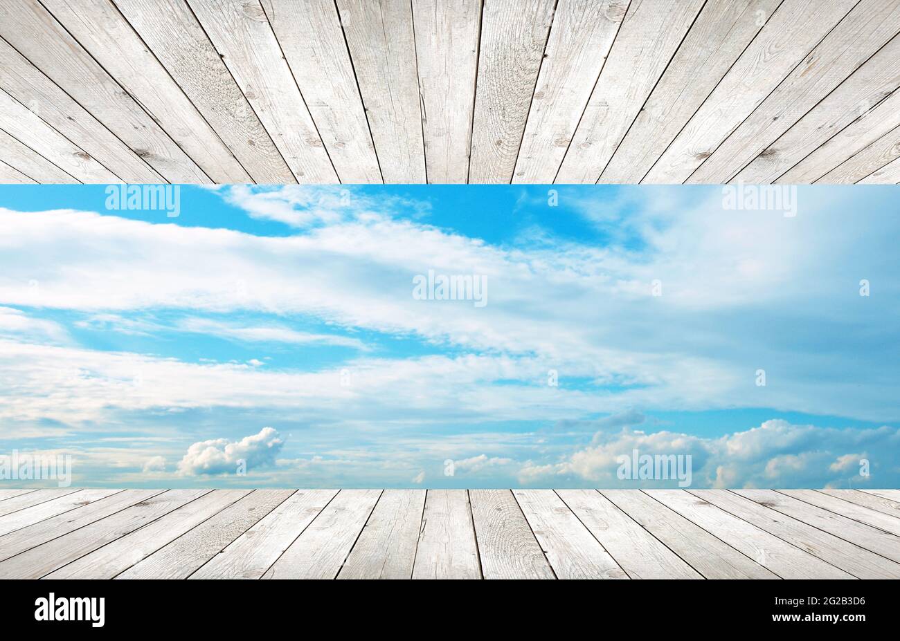 madera gris con cielo Foto de stock