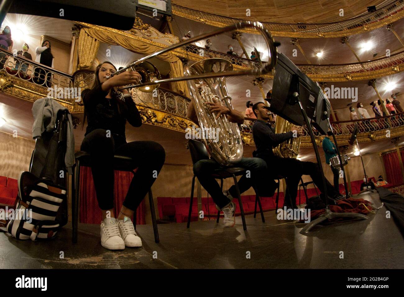 No Exclusivo: CARACAS, VENEZUELA - JUNIO 9: Músicos de la Orquesta  Sinfónica Nacional de Venezuela, interpreta el sonido de la Gala Sinfónica  en sta Fotografía de stock - Alamy