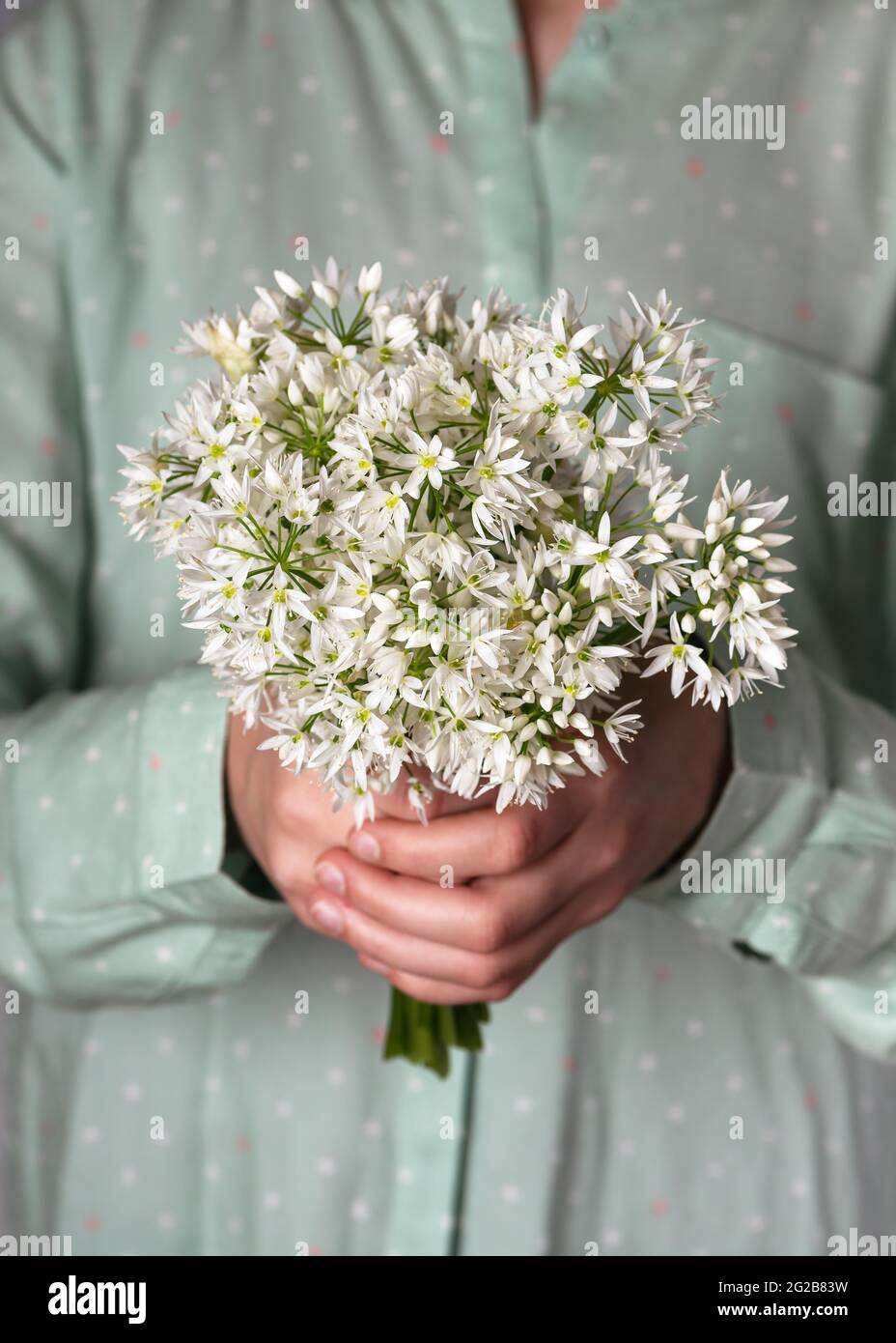 Flores en manos de chicas fotografías e imágenes de alta resolución - Alamy