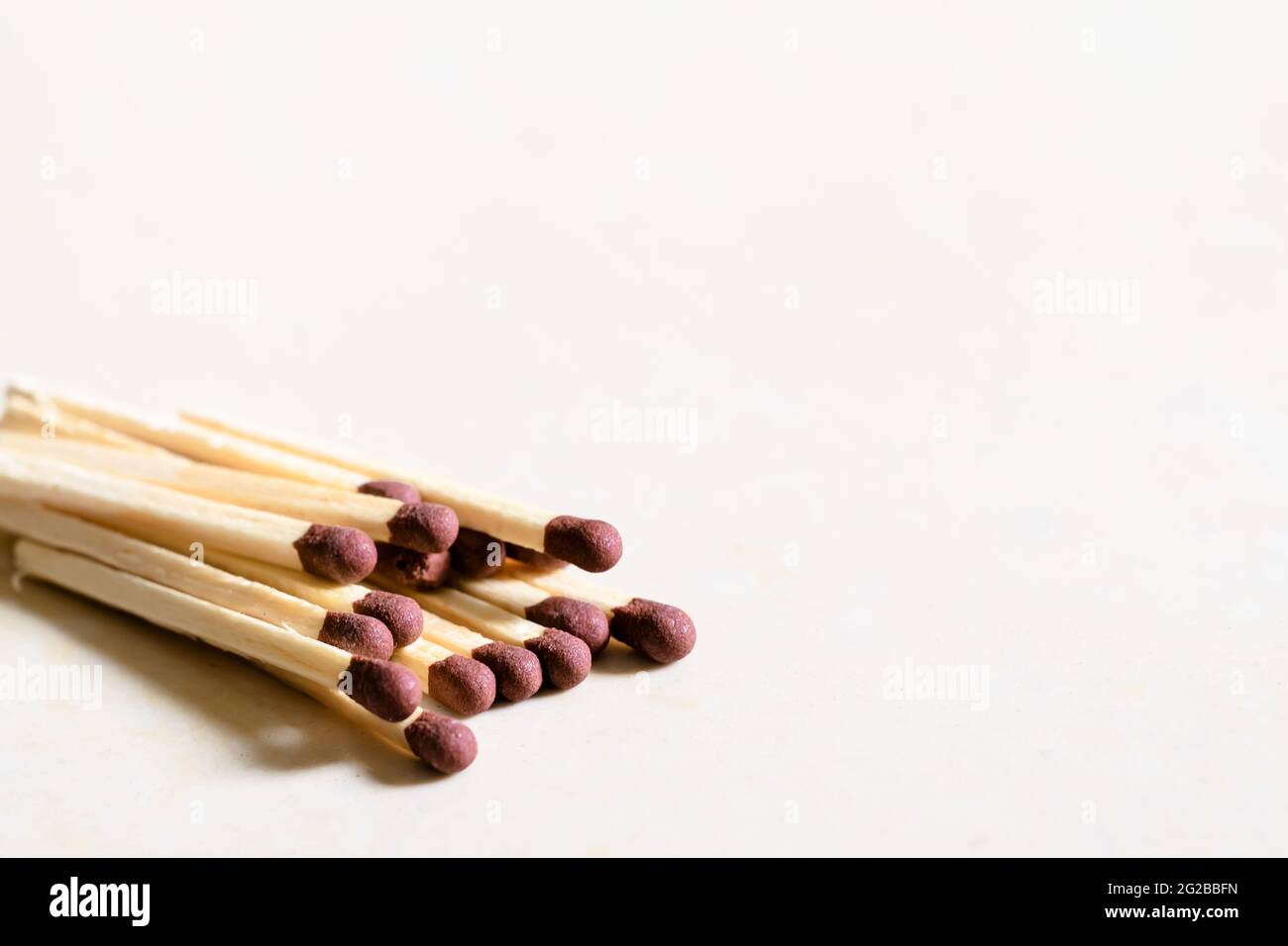 Palillos de cerillas sobre fondo de color blanco hacia el lado izquierdo. Se ha utilizado el enfoque selectivo. Foto de stock