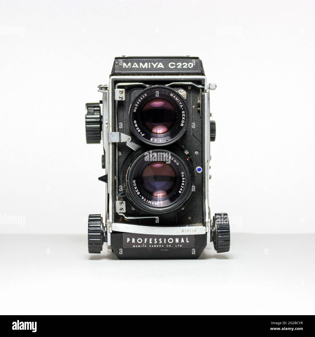 Mamiya C220 cámara de película de formato medio réflex de doble lente. Foto de stock