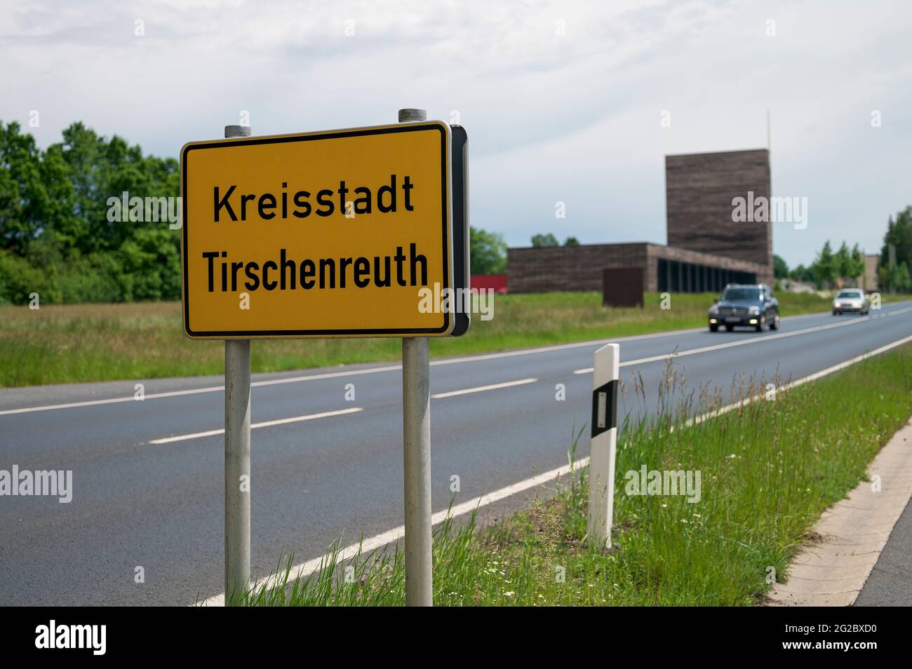 10 de junio de 2021, Baviera, Tirschenreuth: Vista de la ciudad signo Tirschenreuth. Los vehículos se pueden ver en el fondo. En Tirschenreuth, la incidencia de corona es de 1. No se ha reportado ninguna nueva infección durante 7 días. Foto: Daniel Vogl/dpa Foto de stock