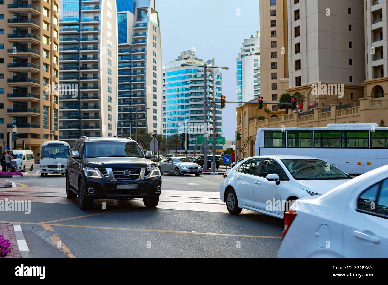 DUBAI, EAU - MARZO de 2020: Al Sayorah St en Dubai Marina, EAU Foto de stock