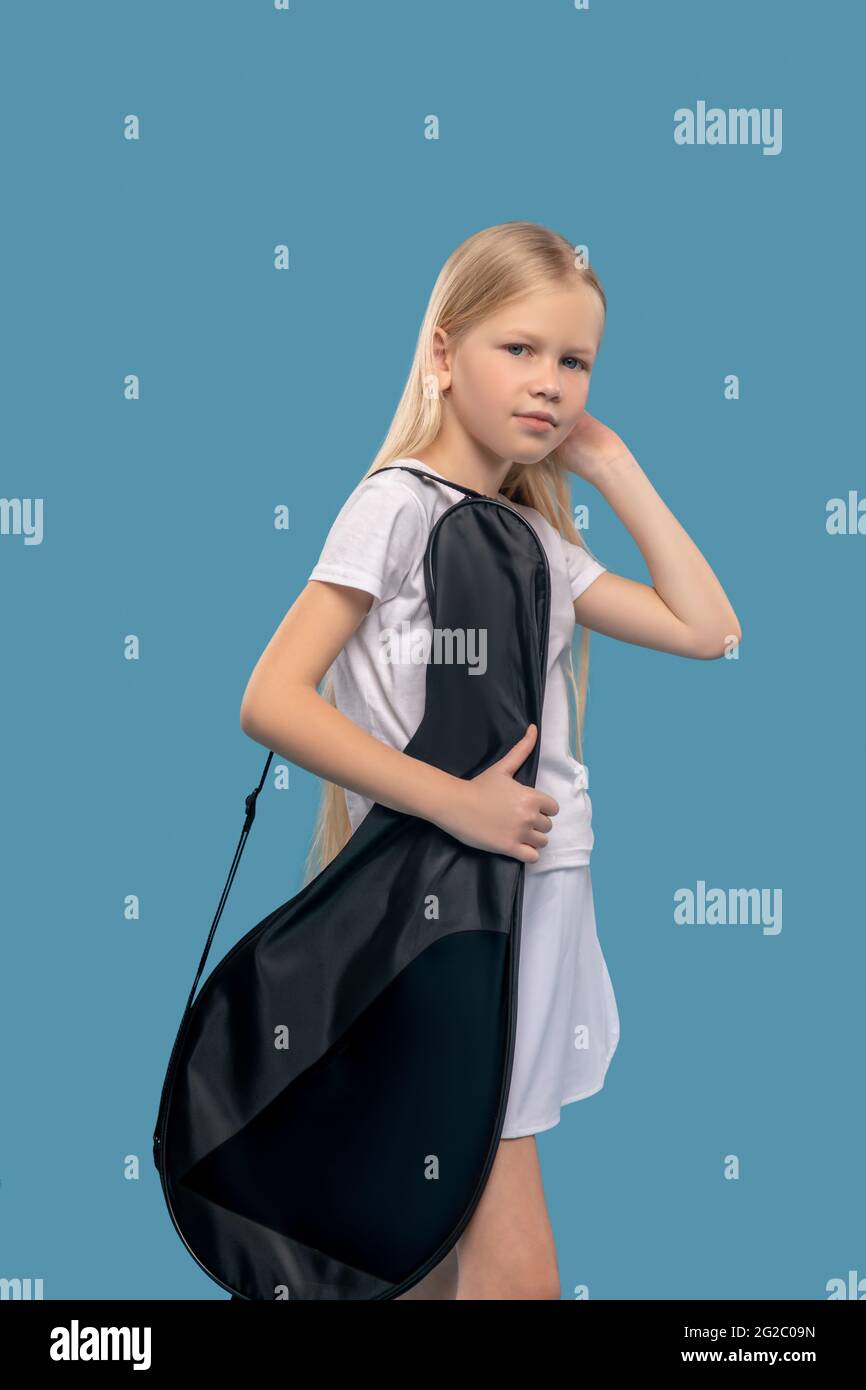Chica de pie con bolsa para raquetas de tenis Fotografía de stock - Alamy
