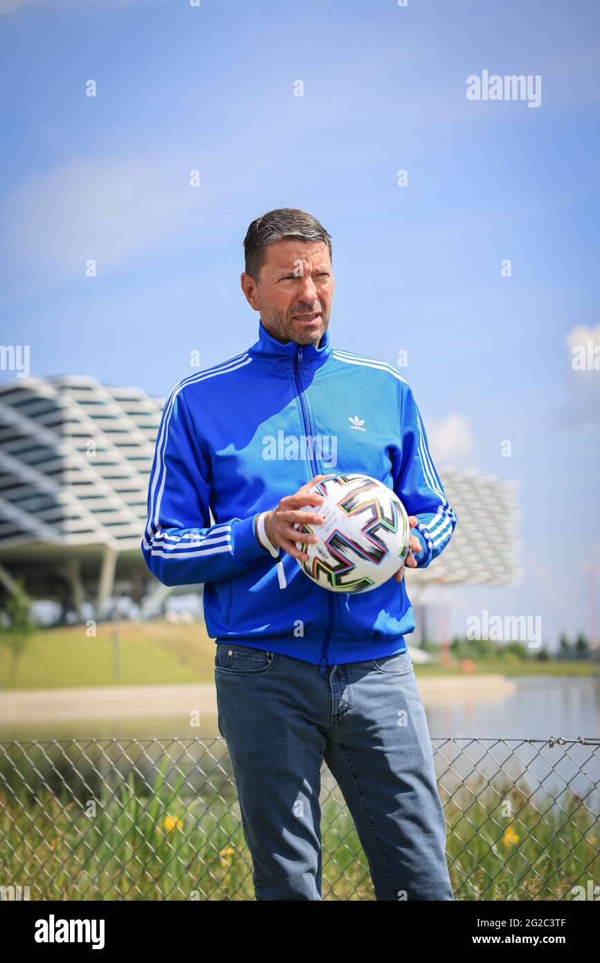 Herzogenaurach, Alemania. 10th de junio de 2021. Kasper Rorsted, CEO de  Adidas AG, posee un balón oficial DE la Eurocopa 2020 'Uniforia' durante  una entrevista frente al centro de prensa DFB en