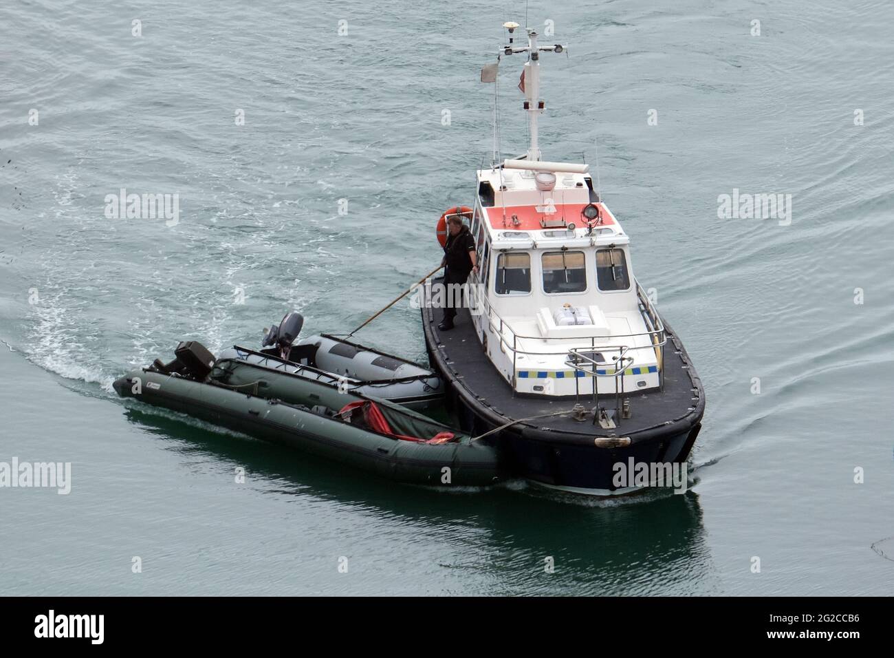 Dover Kent, Reino Unido. 10th de junio de 2021. Patrullas en el puerto de Dover Docks en Kent remolcan botes inflables dentro del puerto deportivo de Dover Crédito: MARTIN DALTON/Alamy Live News Foto de stock