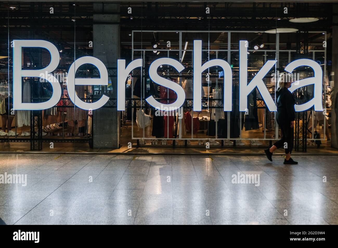 Una mujer pasa por una tienda Bershka dentro de un centro comercial. (Foto  de Omar Marques / SOPA Images/Sipa USA Fotografía de stock - Alamy